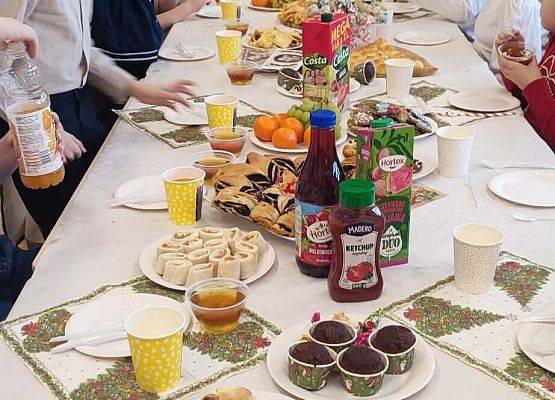 uczniowie podczas wigilijnego spotkania