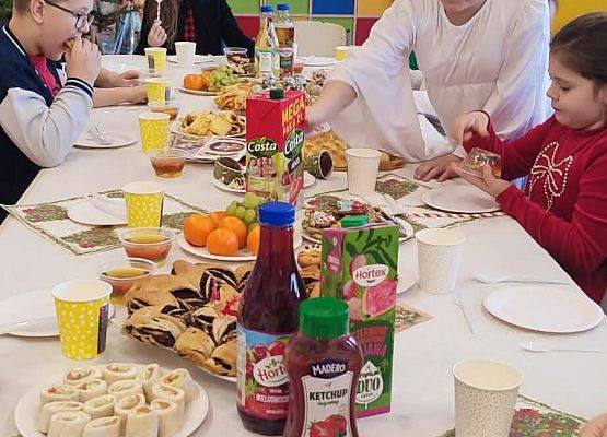 uczniowie podczas wigilijnego spotkania