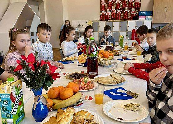 uczniowie podczas wigilijnego spotkania