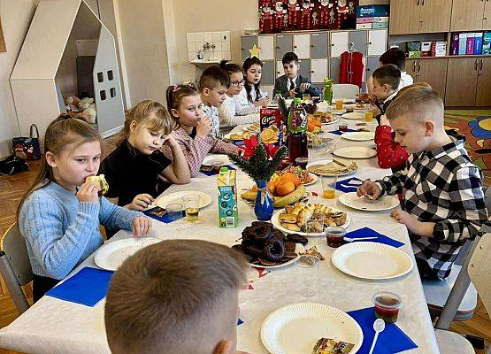 uczniowie podczas wigilijnego spotkania