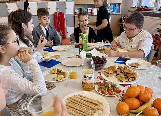 uczniowie podczas wigilijnego spotkania