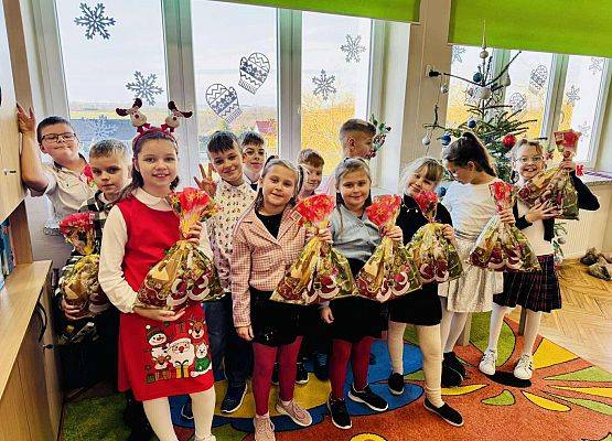 uczniowie podczas wigilijnego spotkania