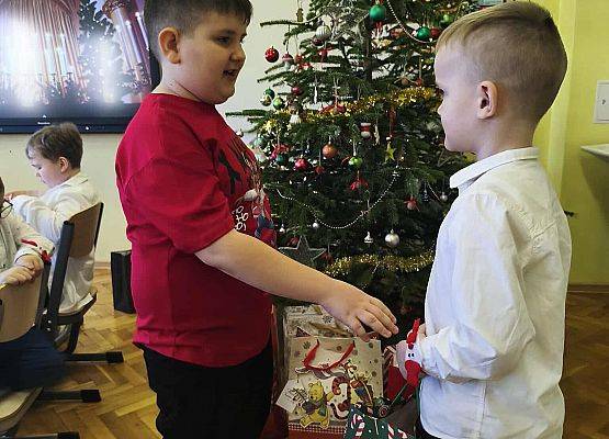 uczniowie podczas wigilijnego spotkania