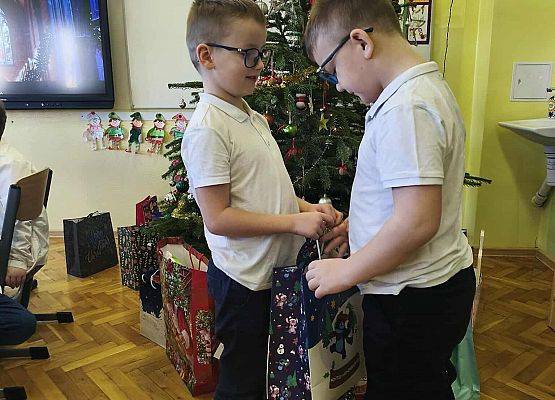 uczniowie podczas wigilijnego spotkania