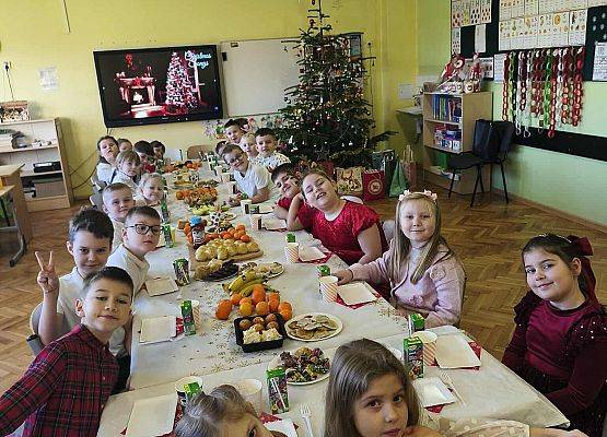 uczniowie podczas wigilijnego spotkania