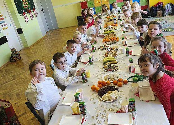 uczniowie podczas wigilijnego spotkania