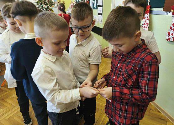 uczniowie podczas wigilijnego spotkania