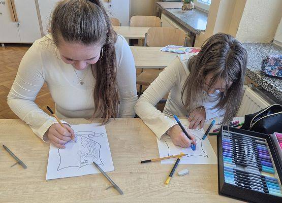 uczniowie wykonują herb