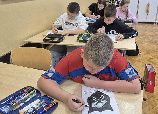 uczniowie wykonują herb