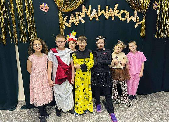 uczniowie podczas balu