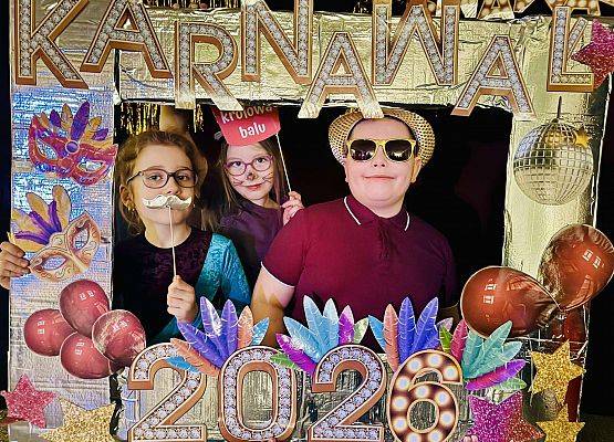 uczniowie podczas balu