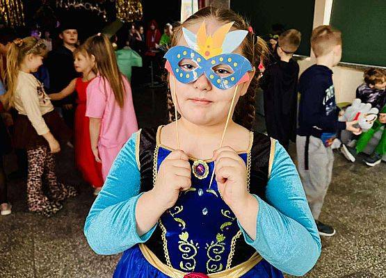 uczniowie podczas balu