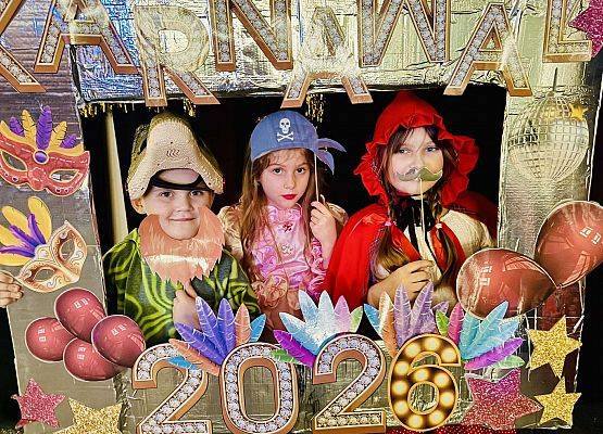 uczniowie podczas balu