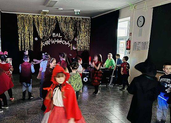 uczniowie podczas balu