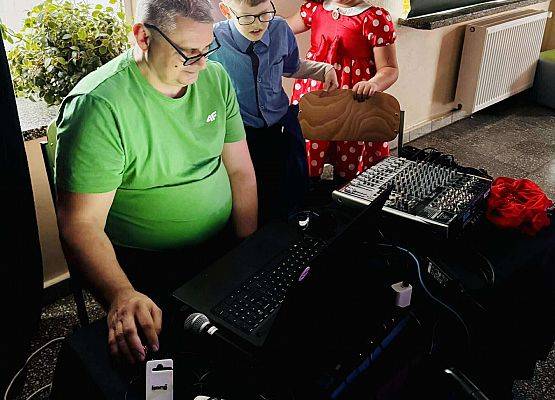 uczniowie podczas balu