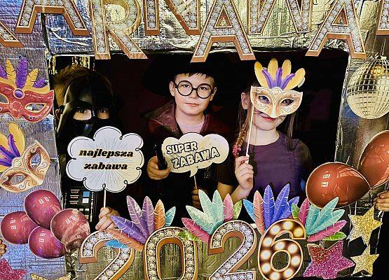 uczniowie podczas balu