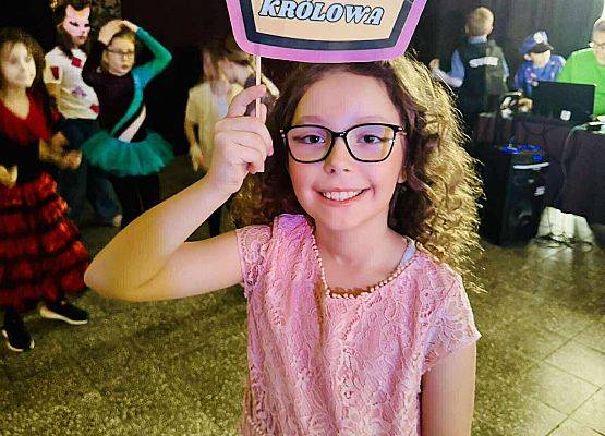 uczniowie podczas balu