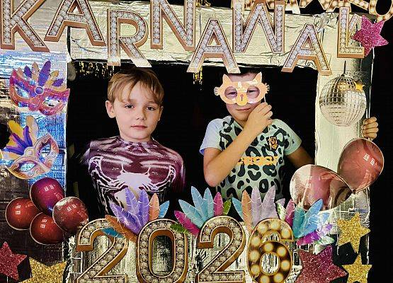 uczniowie podczas balu