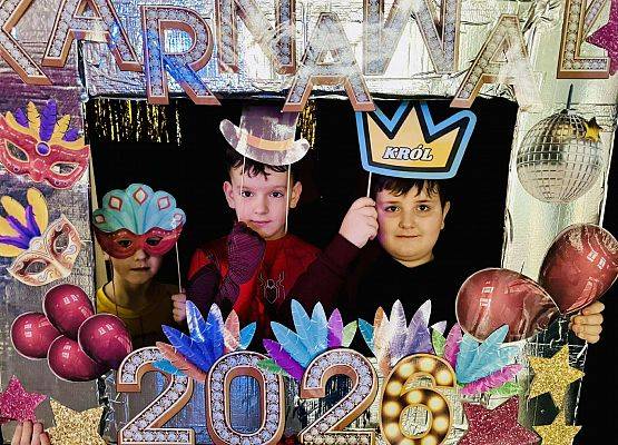 uczniowie podczas balu