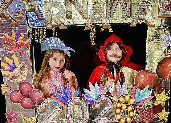 uczniowie podczas balu