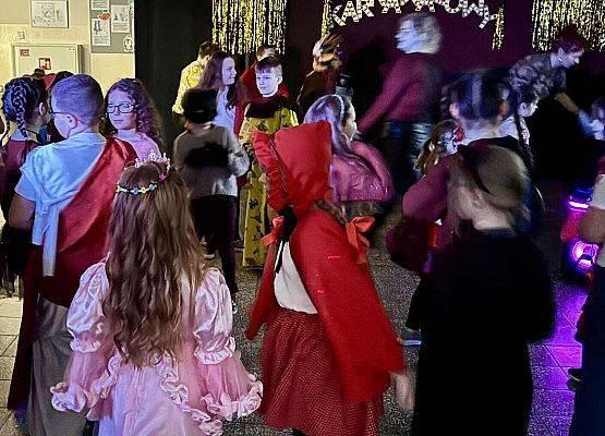 uczniowie podczas balu