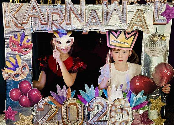 uczniowie podczas balu