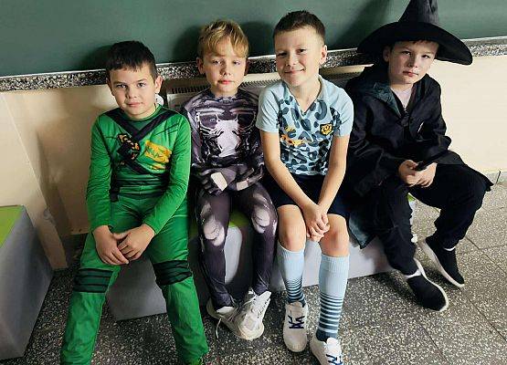 uczniowie podczas balu