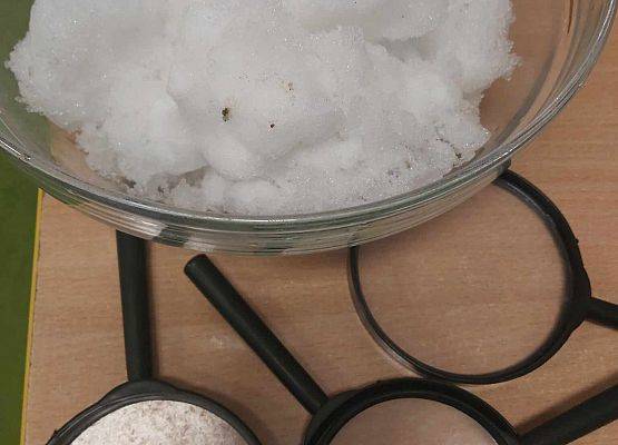 śnieg w misce, obok lupy