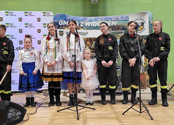 uczniowie występują na scenie