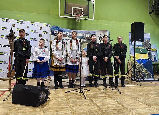 uczniowie występują na scenie