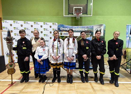 uczniowie występują na scenie