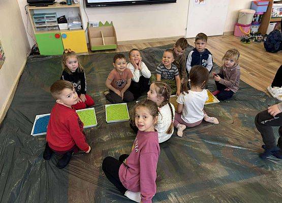 dzieci pracują w grupie