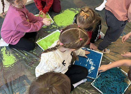 dzieci zapoznają się z materiałami do zabawy