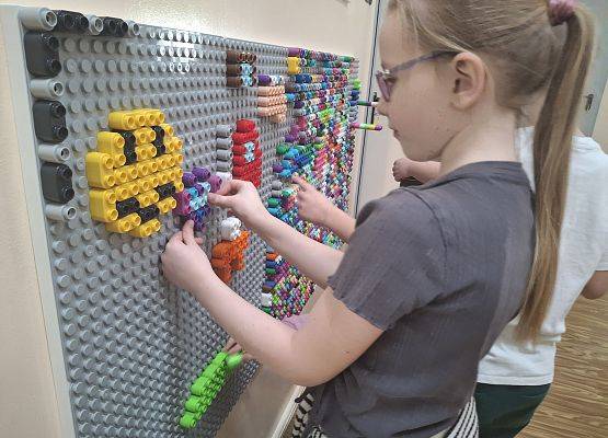 dzieci układają klocki