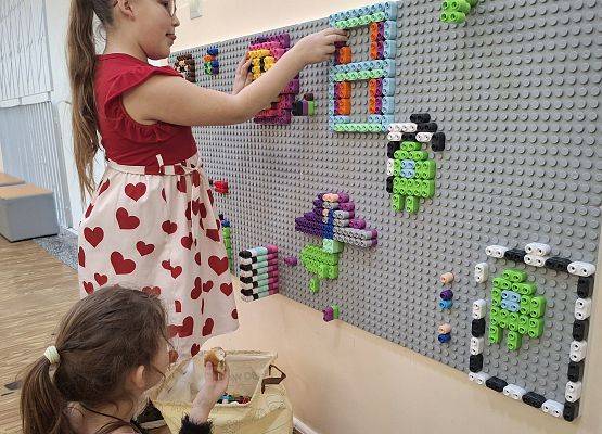 dzieci układają klocki