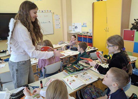 uczennica rozdaje kartki walentynkowe