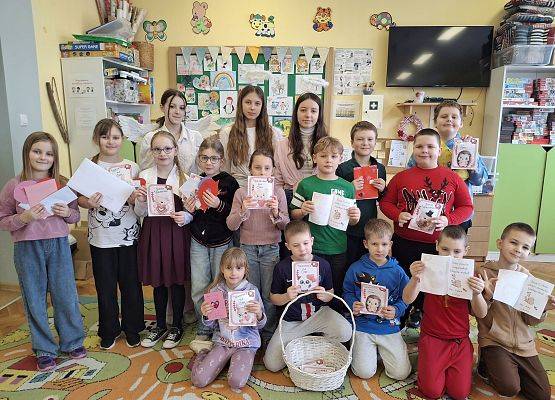 uczniowie prezentują mkartki walentynkowe