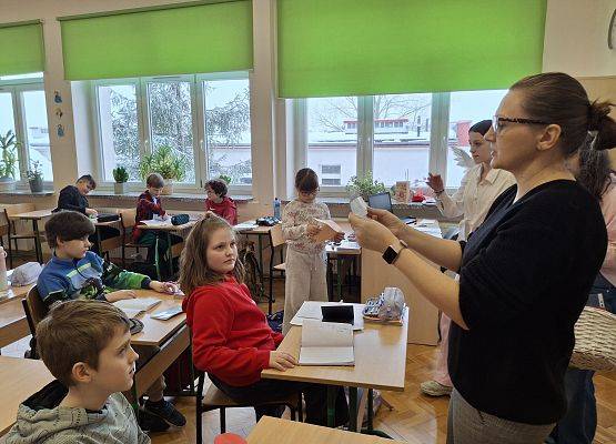 uczniowie i nauczycielka odczytują kartki walentynkowe