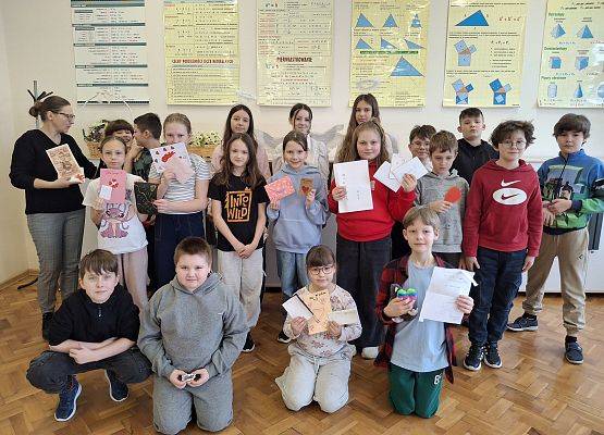 uczniowie prezentują mkartki walentynkowe