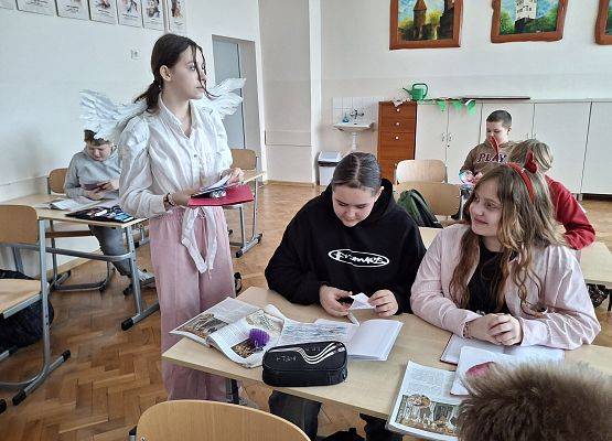 uczennica rozdaje karki walentynkowe