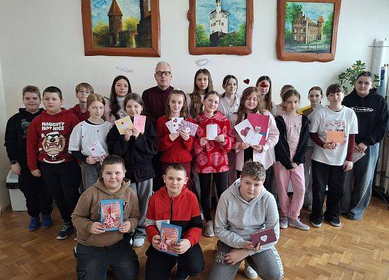 uczniowie i dyrektor  prezentują mkartki walentynkowe