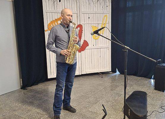 muzyk gra na saksofonie