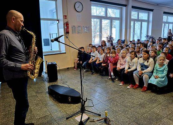 muzyk gra na saksofonie