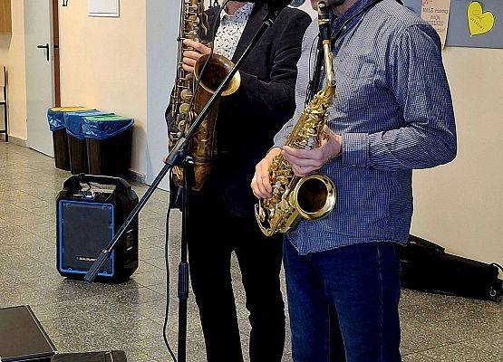 muzycy prezentują różne saksofony