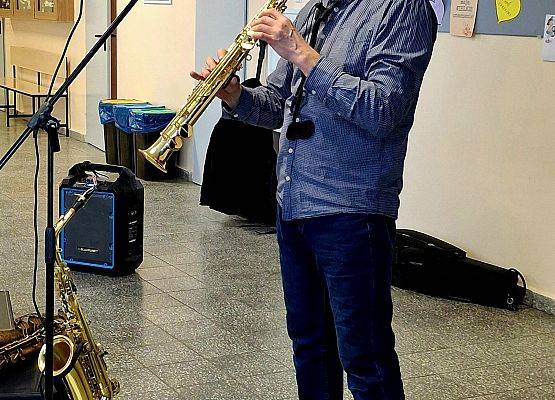 muzyk gra na saksofonie