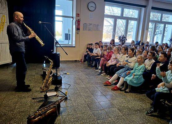 muzyk gra na saksofonie