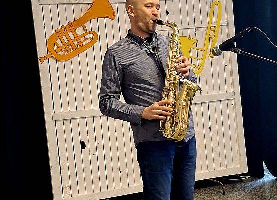 muzyk gra na saksofonie