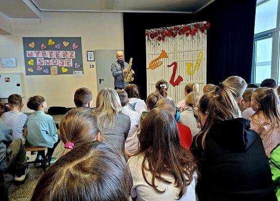 artysta omawia budowę instrumentu