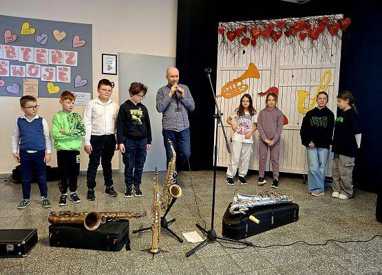 uczniowie biorą udział w konkursie muzycznym