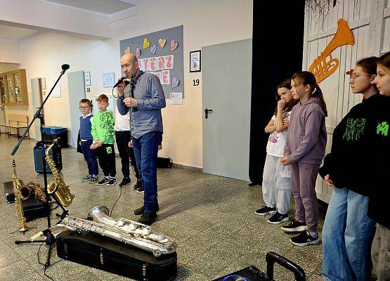 uczniowie biorą udział w konkursie muzycznym